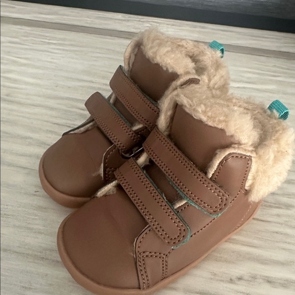 Ten Little Furry High Top chestnut brown US6)
Brand NEW - Picture 1 of 4